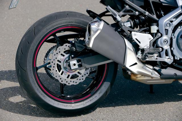 画像: リヤブレーキにもΦ250mmのペータルディスクを採用している。前後ともにホイールは軽量で高剛性なアルミ製の星形5本スポークデザインだ。