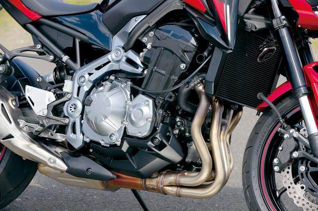 画像: Z1000用をベースに大幅な変更を加えた948cc水冷並列4気筒エンジン。コントローラブルで爽快なフィーリングと力強く豪快な加速を両立。