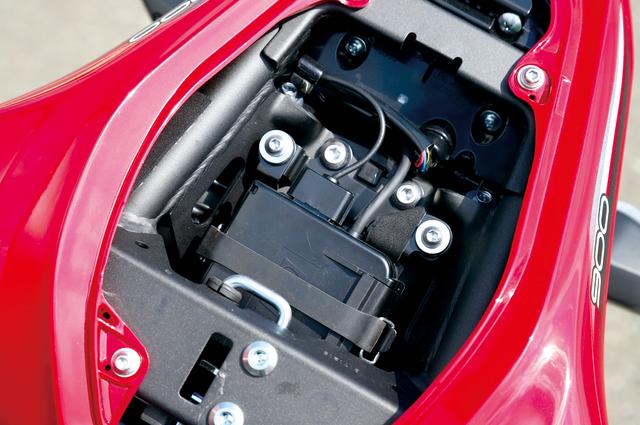 画像: 国内仕様ではリヤシート下にETC2.0車載器が標準装備されていて、メーターパネル内には動作インジケーターも備える。