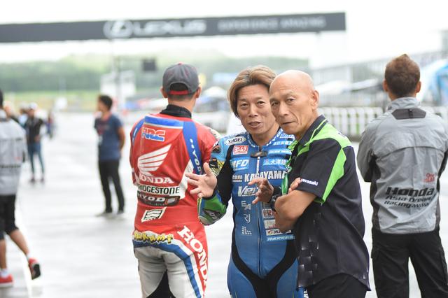 画像: コース状況をカワサキTeamグリーン釈迦堂監督に伝えるTeamKAGAYAMA加賀山ユッキー、はるか1コーナーを見やるTeamHRC高橋巧とホンダドリームアジア玉田誠監督