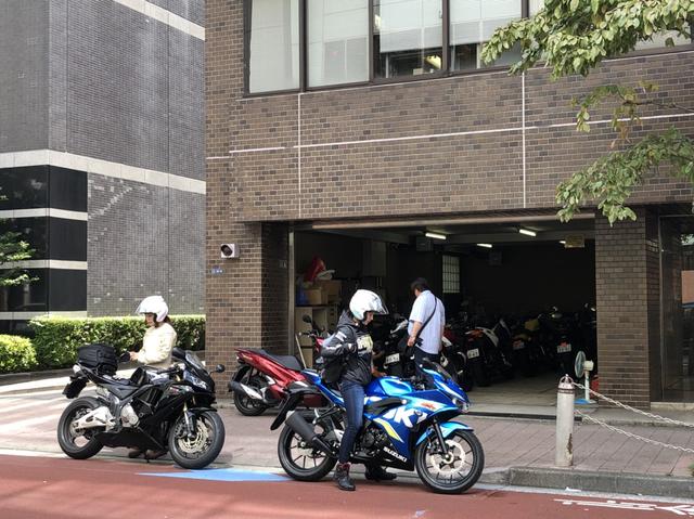 画像: 私は愛車のCBR600RR、まどかちゃんは編集部のGSXーR125でしたが、私のバイクはポジションきついんだよなぁ……(笑)