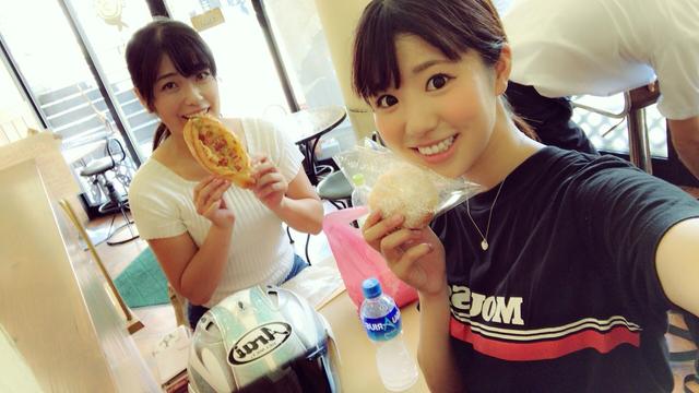 画像: 1人2つ買うことになったので、看板のカレーパンはまどかちゃんに任せて、私はベーコンとガーリックのフランスパンと、海老かつサンドを選択!