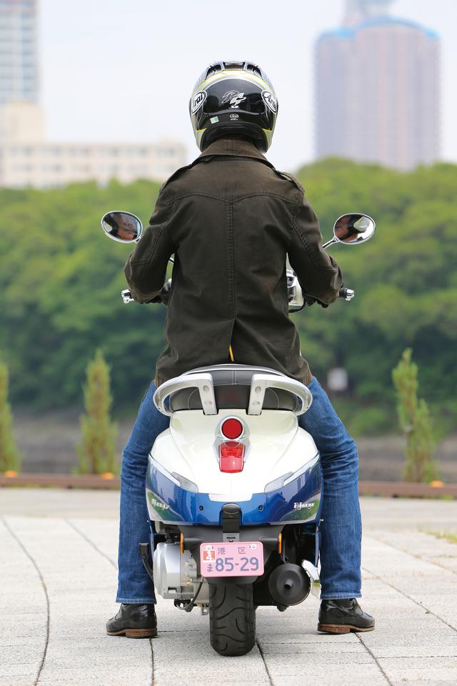 画像: ステップフロアが高めだが、足元に窮屈さは感じなかった。シート高は770㎜だが、シート幅が広めなので足が左右に開いてしまい、足着き性はあまり良くない。小柄なライダーなら停車時にシート前端に座るといいだろう。身長:176㎝ 体重:60㎏