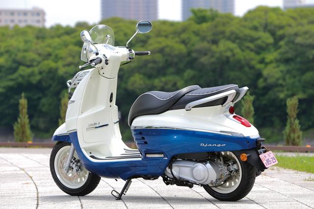 画像: タンデムも快適な大型のフラットシートもジャンゴ125の魅力。レトロな造形のボディに大型のタンデムグリップなどを違和感なく取り入れて、優れた実用性を実現している。