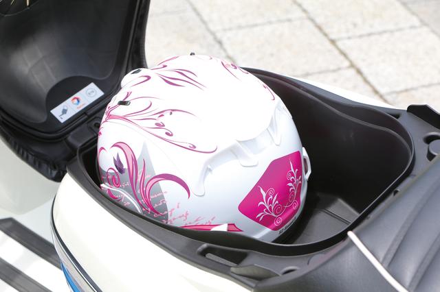 画像: ライダー側のシートを跳ね上げると現れる収納スペース。ジェットタイプのヘルメットなら問題なく収納できるだけの容量が確保されている。