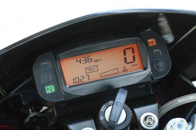 画像: 最高速やバッテリー電圧、ツイントリップも表示するコンパクトなデジタルメーター。コンペモデル風の最小限サイズとなっている。