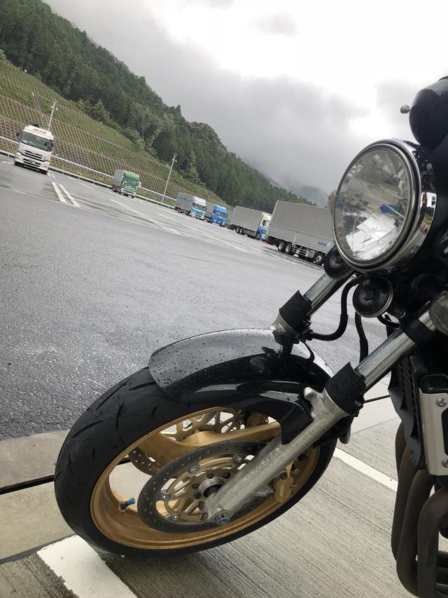 画像: もちろん雨の日もCB400SFで走ってます。