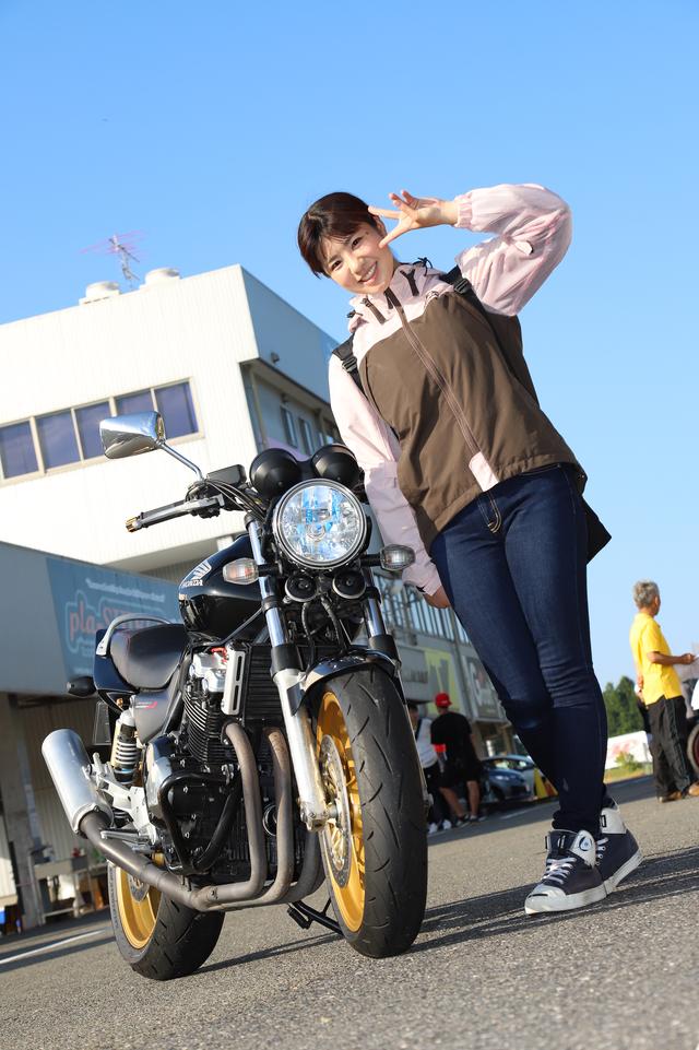 画像: こちらは鈴鹿ツインサーキットのパドック。この日はレーシングスクールに入校し、一日たっぷり走りまくった梅ちゃんでしたが、帰りも元気いっぱいに帰っていきました。
