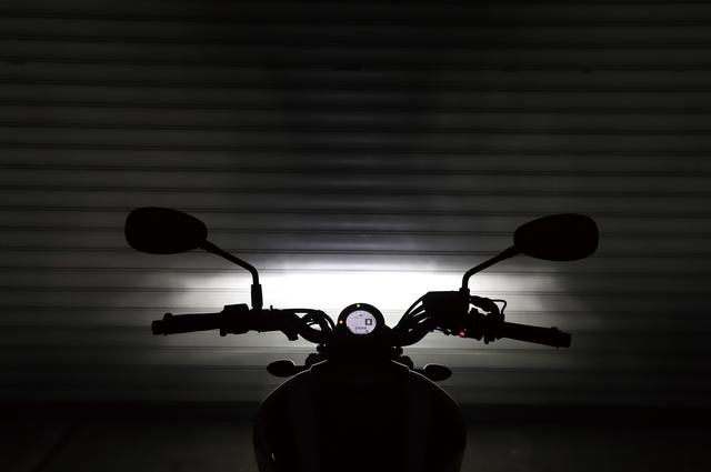 画像: ロービームでは左右方向まで広く照らし出す。グレアも少ないので対向車を幻惑することもないだろう。