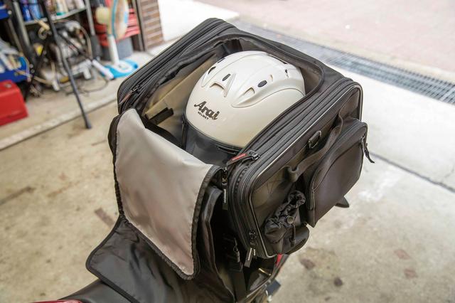 画像: 高さがあるのでフルフェイスヘルメットも余裕で収納可能。ヘルメット持って彼女を迎えに行く……って、昔やったなあ(笑)。