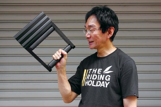 画像: スロープ側から2本のローラーの中央にタイヤを乗せて使用する。ローラーには滑り止めのローレット加工が施されている。