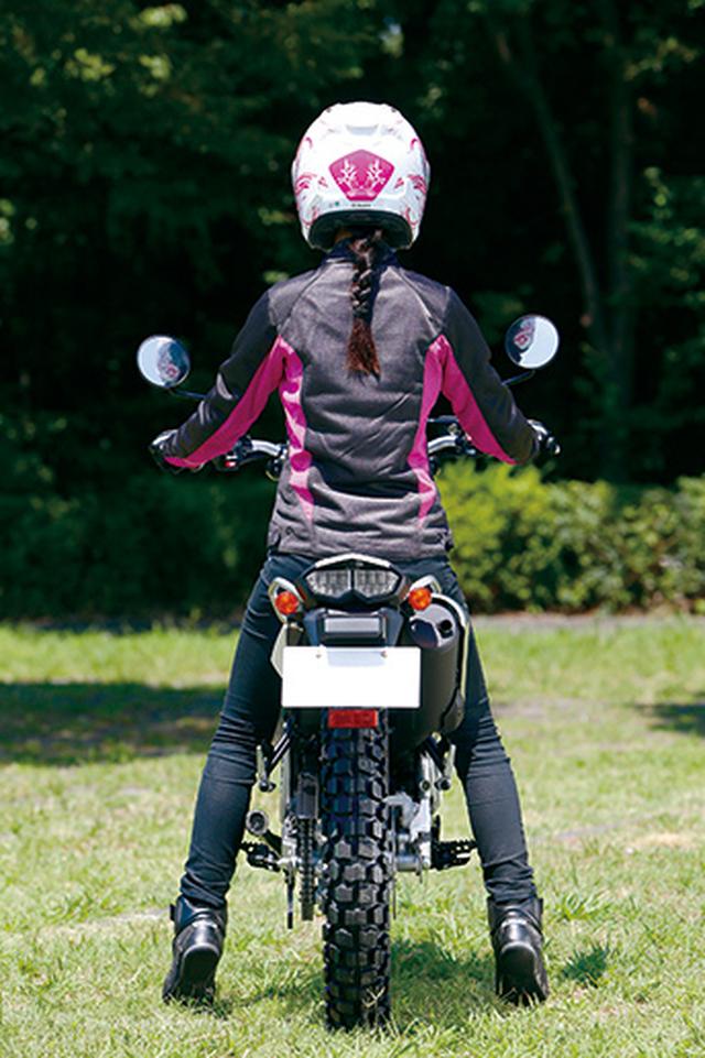画像: 身長163㎝の女性ライダーが乗車しても、しなやかな足回りのおかげで車両が適度に沈むので、足つきも両足のつま先がしっかり接地する。これなら、体重の軽いライダーや小柄な人でも不安はなさそうだ。身長:163㎝ 体重:43㎏