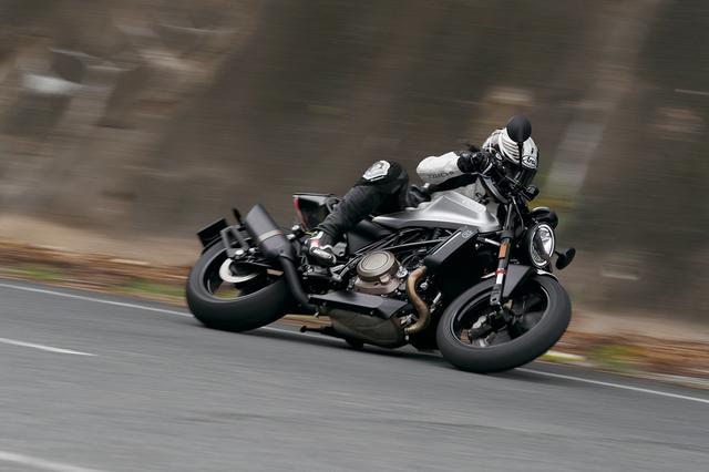 画像: 「白い矢」という意味のヴィットピレンは、ハスクバーナ自慢の個性派カフェスポーツ。他車にはないフォルムや、スポーティで軽快な走りで、強い個性を光らせる魅惑の1台だ。401に続き、今回はそんなヴィットピレンのトップモデル・701が日本上陸を果たしたので、早速試乗してみよう。 最高出力:74HP/8500rpm 最大トルク:7.3㎏-m/6500rpm 価格:135万5000円