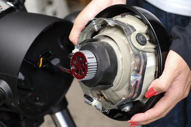 画像: ユニット後部にはアルミ製ヒートシンクと小型の電動ファンがあり、バルブの熱を強制的に放出。温度が許容範囲を超えると自動的に出力を絞る構造だ。