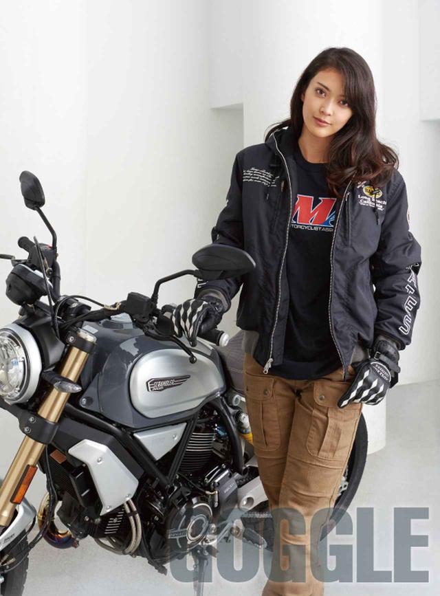 画像: フード付きナイロンパーカBJ-N1853P 2 万1384 円(税別1 万9800 円)/ BATES(ストラット TEL 03-3694-1999) AMA T シャツAMA-T01 4104 円(税別 3800 円)/ AMA(ストラット TEL 03-3694-1999) レザーグローブBAG-010TT 1 万584 円(税別 9800 円)/ BATES(ストラット TEL 03-3694-1999) パンツ 1 万4904 円(税別 1 万3800 円)/ 56 デザイン×エドウィン(モトーリモーダ銀座 TEL 03-6226-2515) 車両 SCRAMBLER 1100 SPECIAL 174 万8000 円(税込)/ DUCATI(DUCATI JAPANフリーダイヤル 0120-030-292)