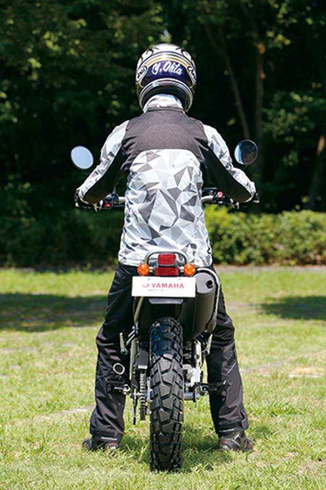 画像: セローベースの車体だが、前後ホイール径が小さいので足着き性はさらに良好。やや高めのハンドルでトリッキーなアクションでも車体を抑え込やすく、シートから腰を浮かせたスタンディングポジションでも操作しやすい。身長:176㎝ 体重:62㎏