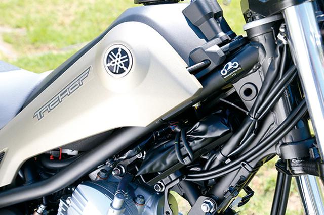 画像: 車体のスリム化を重視しているため、燃料タンクは容量7L。兄弟モデルのセローの9.3Lと比べるとかなり小さくされた。