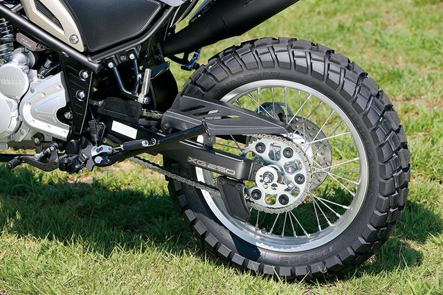 画像: ボトムリンク式モノクロスリアサスは、リンクのレバー比をトリッカー専用に設定。リアの16インチホイールももちろんアルミリム。