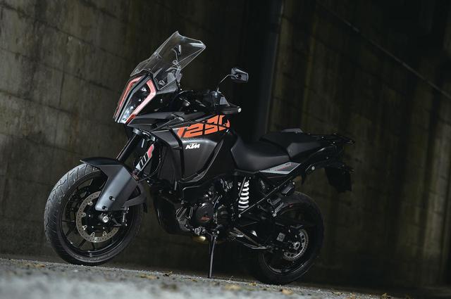 画像: エンジン:水冷4ストDOHC4バルブ75°V型2気筒 最高出力:160PS / 8500rpm 最大トルク:14.28kg-m / 7000rpm 総排気量:1300cc ボア×ストローク:108×71mm 圧縮比:13.1 全長×全高×全幅:NA×NA×NA シート高:860/875mm 軸間距離:1555mm 車両重量:244kg タイヤ前•後:120/70-19•170/60-17 燃料タンク容量:23ℓ 価格:199万9000円