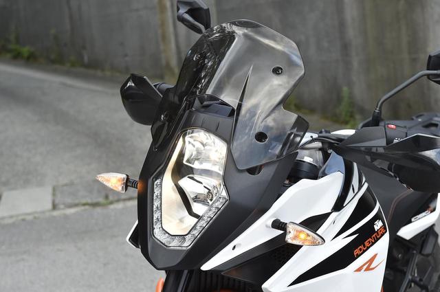 画像: 上下2灯式のハロゲンバルブに、LEDのポジションランプを組み合わせるヘッドライト。