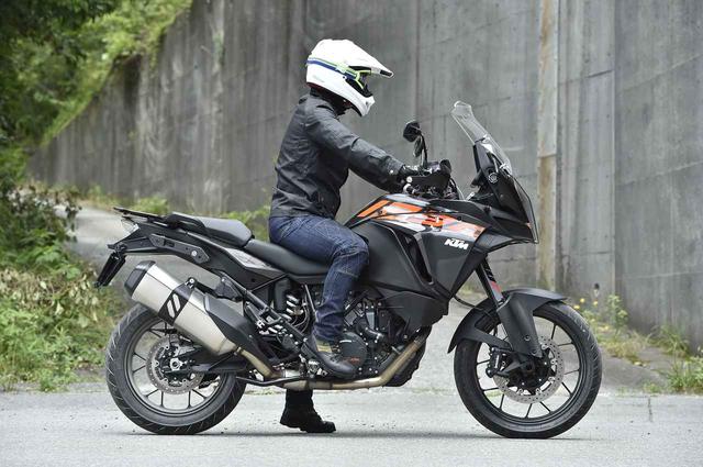 画像: シート高は860mm、875mmと2つの位置が選べる。その低い方に身長170cmで平均より短い股下の人が乗った足つき。片足ステップだと余裕の接地で気にならず。