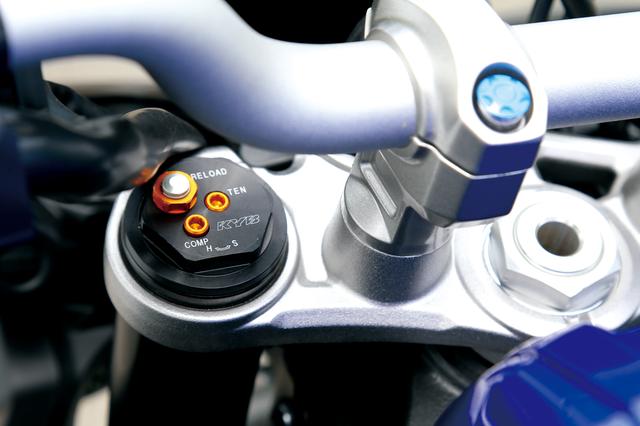 画像: MT-10 ABS MT-10の倒立フロントフォークはKYB製。YZF-R1用をベースにストリートでの軽快な運動性能と優れた乗り心地を両立した専用セッティングだ。