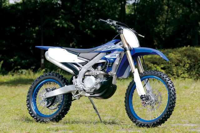 画像: YZ450Fをベースにリアを19→18インチ化し、大型エンジンガードやサイドスタンドを追加し、エンデューロ向けモデルとしたYZ450FX。