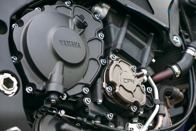 画像: MT-10 SP ABS, MT-10 ABS 共通装備 クロスプレーンクランクを採用したYZF-R1譲りの997㏄水冷直4。強力なパワーに加え、クリアなトルク感、リニアリティなフィーリングも魅力。