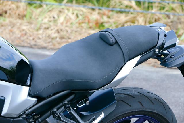 画像: MT-10 SP ABS, MT-10 ABS 共通装備 SPはカラーリングが専用なだけでなく、シートの表皮がスタンダードモデルとは違う、高級感を感じさせるスエード調シート表皮を採用。