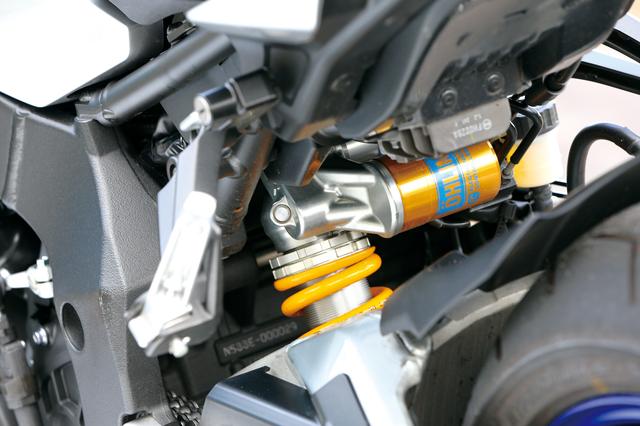 画像: MT-10 SP ABS リアサスにもオーリンズ製の電子制御タイプを装備。フロントと合わせて遠隔セッティングやオートモードを使うことが出来る。