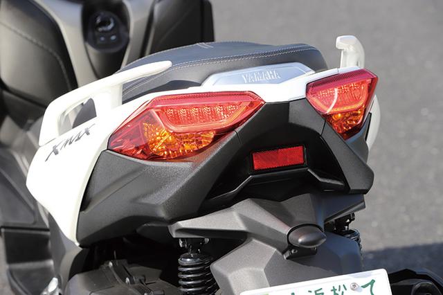 画像: シート上下トランクの容量確保をギリギリまで追求したレイアウトのため、LEDテールランプは左右分割デザインとなった。