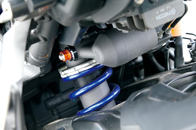 画像: MT-10 ABS タンダードモデルのリアサスペンションは、KYB製のボトムリンク式モノクロスタイプ。路面への効率的な駆動力伝達を可能としている。