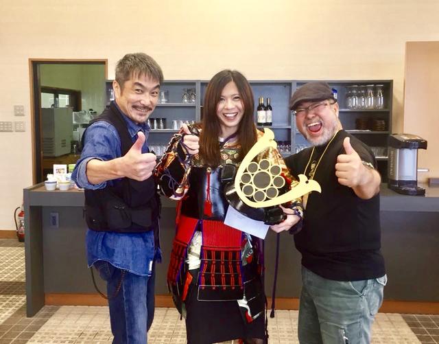 画像: 第一部のステージを務めたのは写真家のホッカイダー小原信好氏(右)、写真中央は九戸城主の武将・九戸政実のコスプレで登場した女装家の岩手蛍(いわて けい)さん、左は筆者。登壇前のバックヤードで記念撮影。