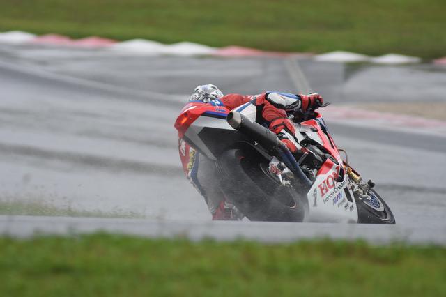 画像: 雨を得意とする高橋巧だが、今シーズン、その雨のレースはなし。運も含め、今ひとつノれない…