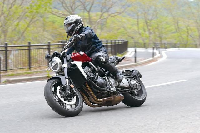 画像: 「今回走ったコースのような狭い峠だと、初心者の方ですとスーパースポーツのCBR1000RRは乗せられているという感じになってしまう人が多いと思いますが、このCB1000Rならどんなレベルのライダーでも走りを楽しめるんじゃないかな?」との伊藤さんの弁。