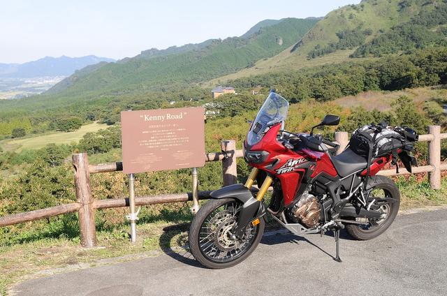 画像: アフリカツインでケニーロードを走った時の1枚 いやぁ、この景色によく似合うバイクだ、アフリカツイン