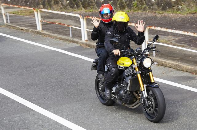 画像: ケニーさんが日本においてある愛車XSR700インターカラーバージョン! ケニー、いつも走る時は奥様とタンデムです 奥様、実は日本人で熊本出身、そんな縁で始まったKRJRなんです