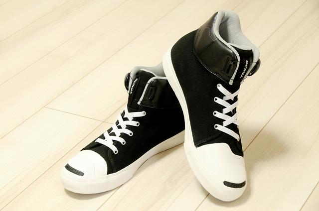 画像: これもヘビロテのOutDry BOAライディングシューズ 18,900円 普通のスニーカーっぽいルックスだけど、ものすごい防水性が高い! 大雨1時間走行で、靴下濡れてませんでした!