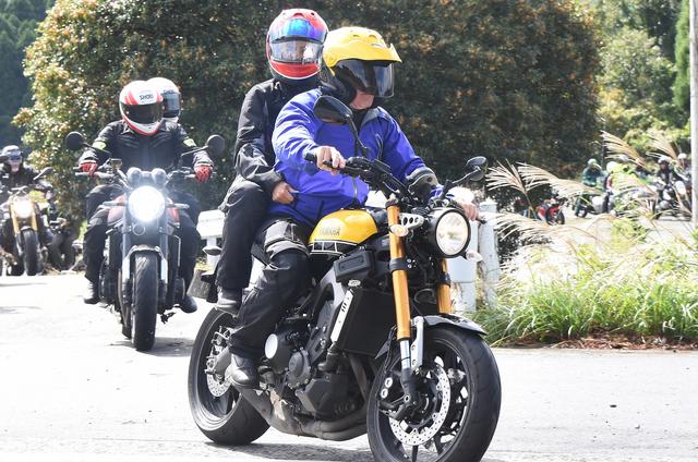 画像: XSR900+ケニー・ロバーツ夫妻と後続のZ900RS+エディ・ローソン夫妻 信じがたい写真!