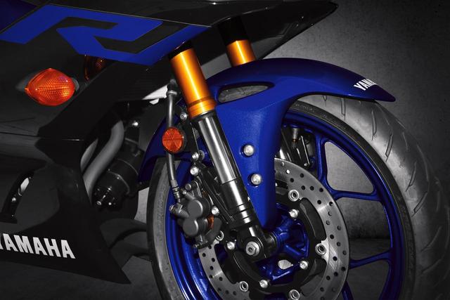 画像8: R1直系のデザインに倒立フォーク&液晶メーターを新採用