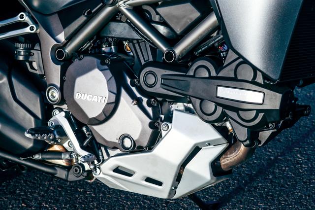 画像: ケースカバーの色合い変更やベルトカバーにあるDVTのエンブレムも樹脂製から金属製に。それが1260エンジンの外観からの識別点。