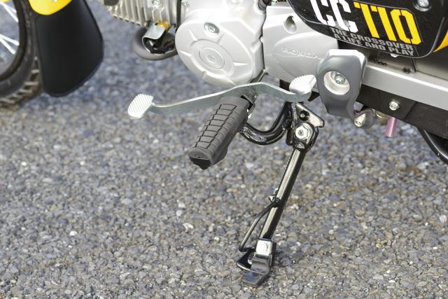 画像: 可倒式ステップを採用するのが110。ミッションはシーソー式ペダル採用の、停車時にのみロータリー式になるリターンミッション。
