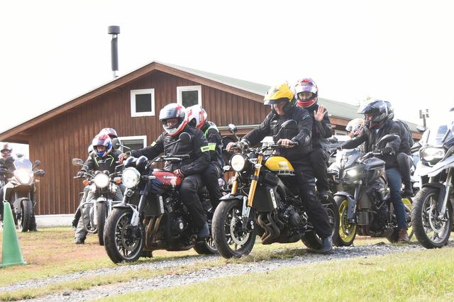 画像: フロントローに並ぶケニーさんのXSR900とエディさんのZ900RS ふたりともタンデムの達人だなー