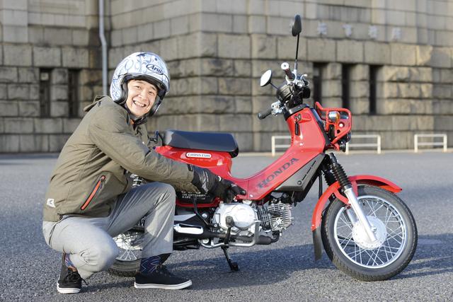画像: やっぱりエンジンがいいですね。僕のカブとは世代が違うのかな、こんな外観じゃないもんね。静かで振動がなく、力強いです!
