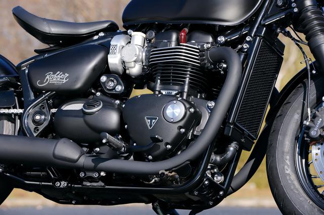 画像: ボバー専用チューンの1200㏄水冷並列2気筒エンジンは、T120を超えるビッグトルク。クルーズコントロールを標準装備する。