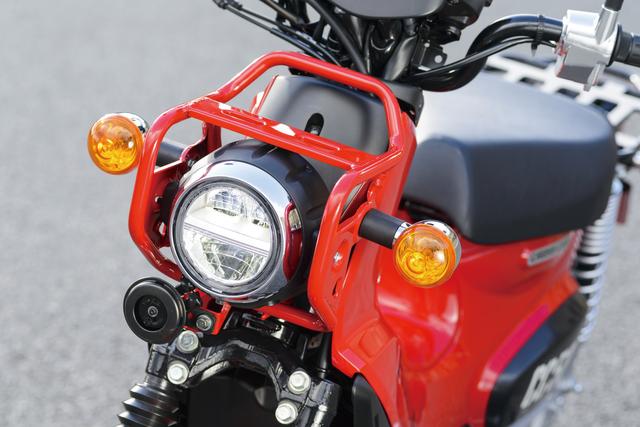 画像: 新型スーパーカブと同じLEDヘッドライトを採用。ライトステーを兼ねる無骨なヘッドライトガードがデザイン上のアクセントに。
