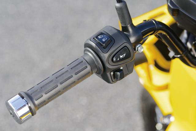画像: 110のスイッチは樹脂ホルダーを持つタイプ。ちなみに50はウインカースイッチが右側。110は左側にプッシュキャンセル式を装備。
