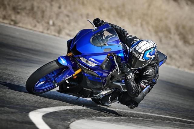 画像1: R1直系のデザインに倒立フォーク&液晶メーターを新採用