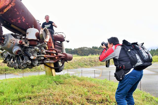 画像: エディさんが悪乗りw こんな写真も次号月刊オートバイへ! ちなみにエディさんがまたがってるモニュメントは立ち入りとまたがり許可をいただいてます♪