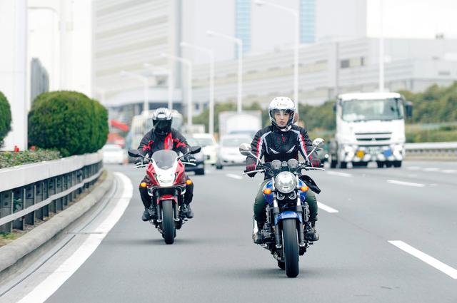 画像: 雨の首都高という状況でも「普通」に走れるとは伊藤さんの弁。「タイヤのエンベロープ特性が良くて微振動を感じなかったりと、乗り心地がいいですね」。ハンドリングに尖ったところがないのも、CBの美徳のひとつ。